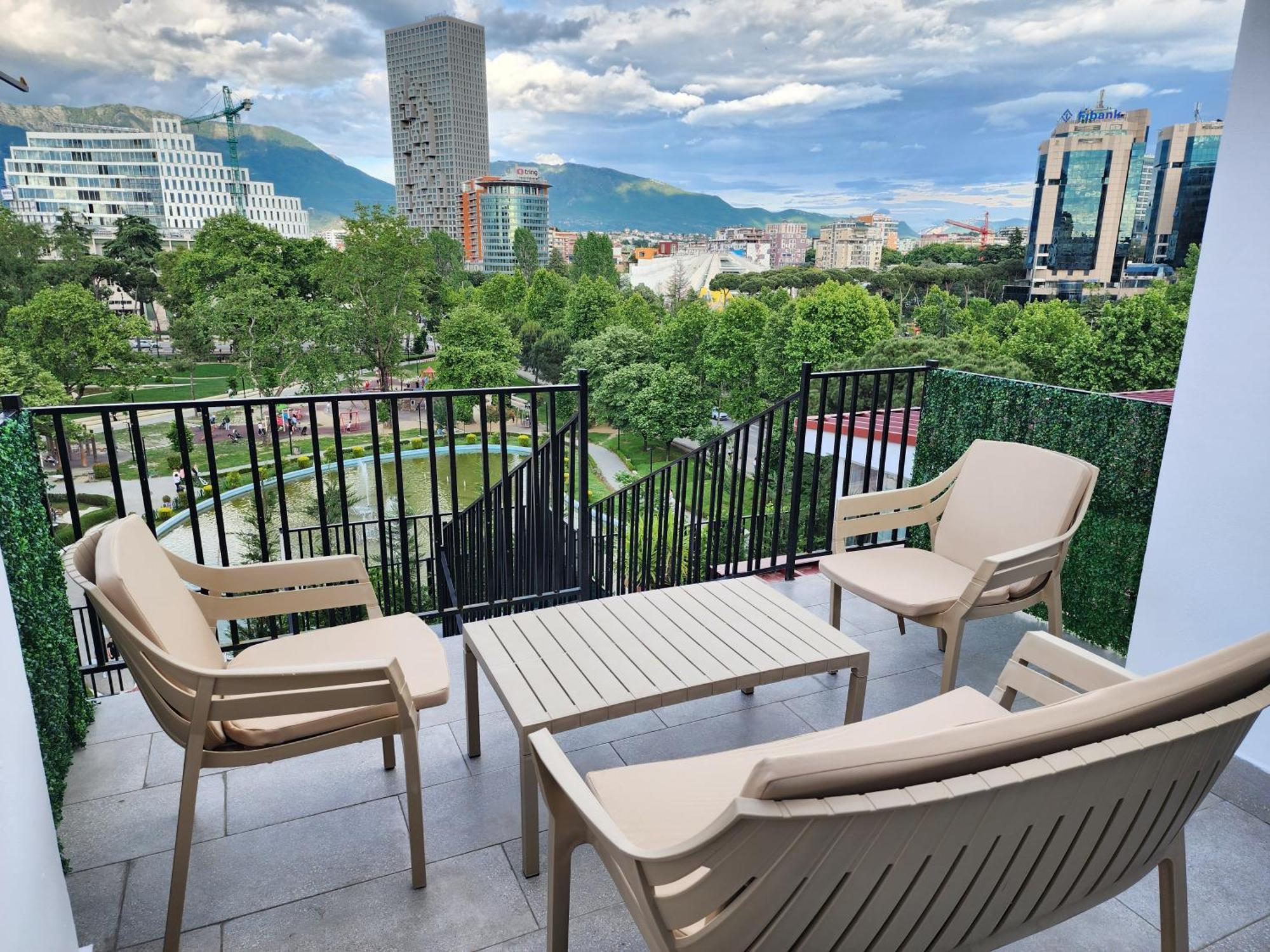 Tirana City Center Penthouse Oasis Esterno foto